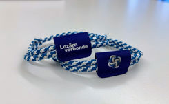 Blau-weisses Armband der Lozärn-verbonde-Events von der Stiftung Brändi.